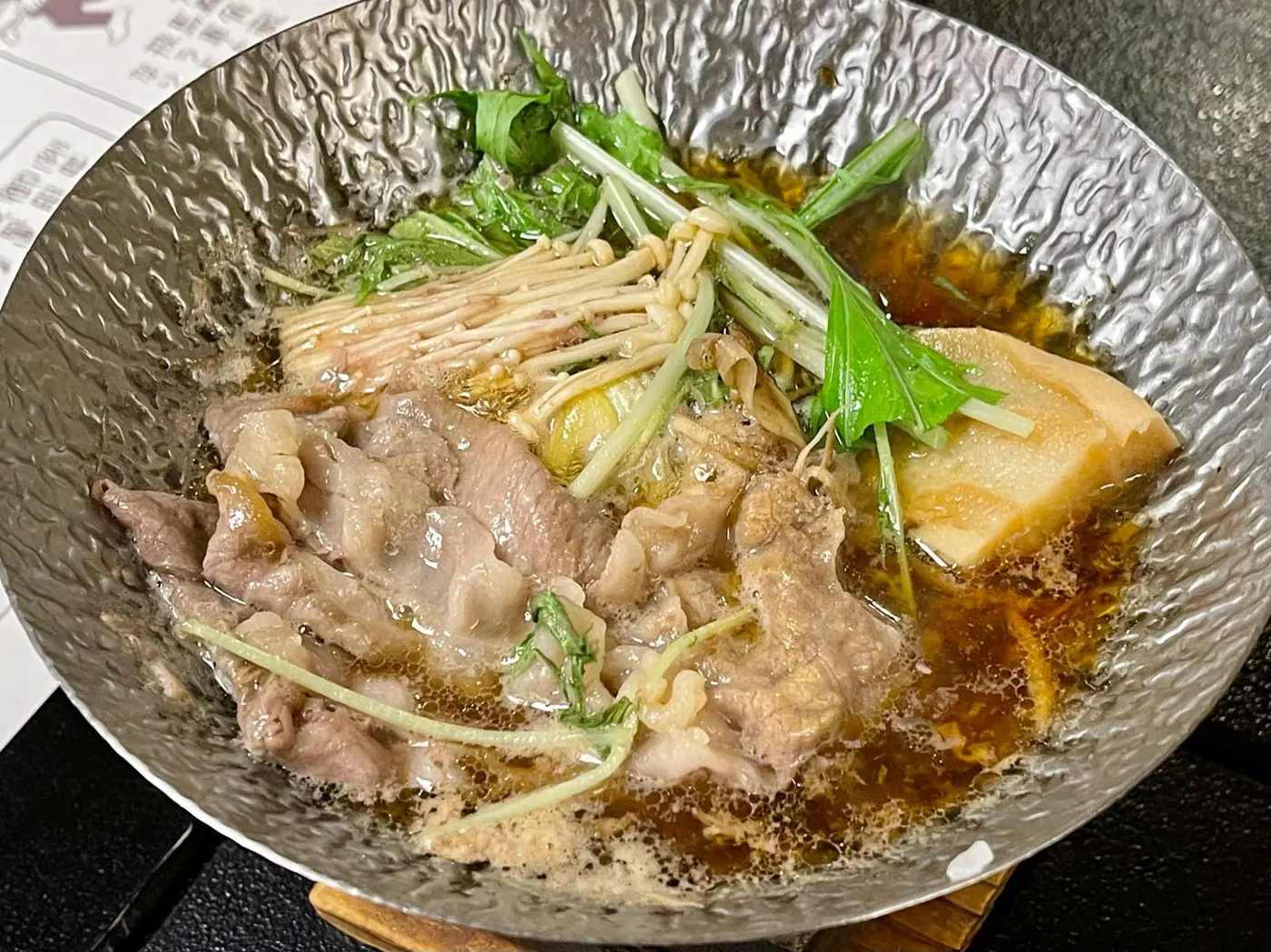 赤城牛とえのき、水菜、焼き豆腐が入ったすき鍋