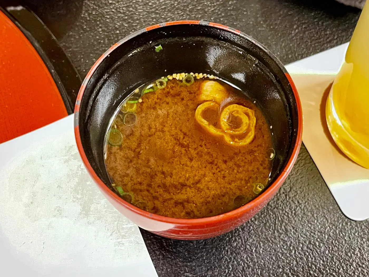 柚子の皮を添えた赤出汁の味噌汁