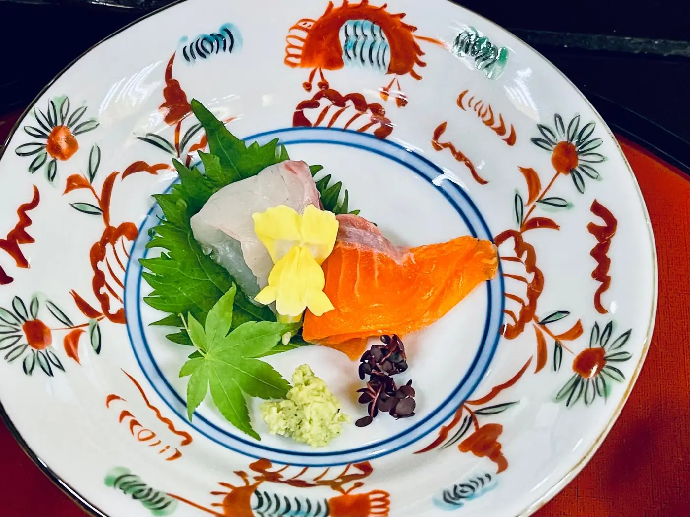 鯛とサーモンのお造り、大葉ともみじを添えた向附