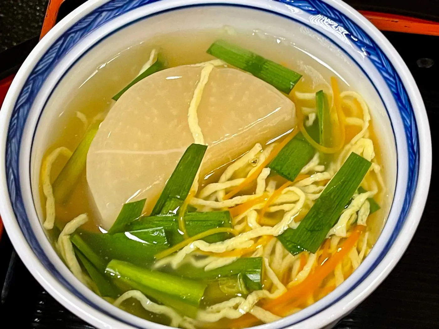蒲鉾と錦糸卵、水菜が入った澄まし汁