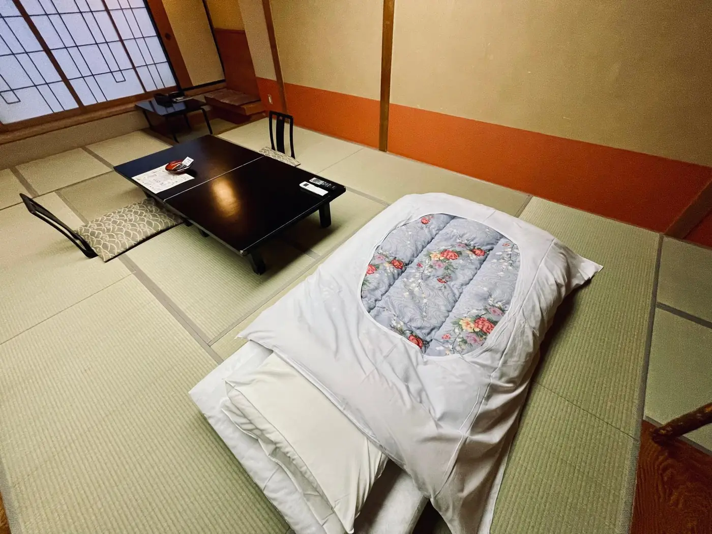 花柄の掛け布団が敷かれた客室