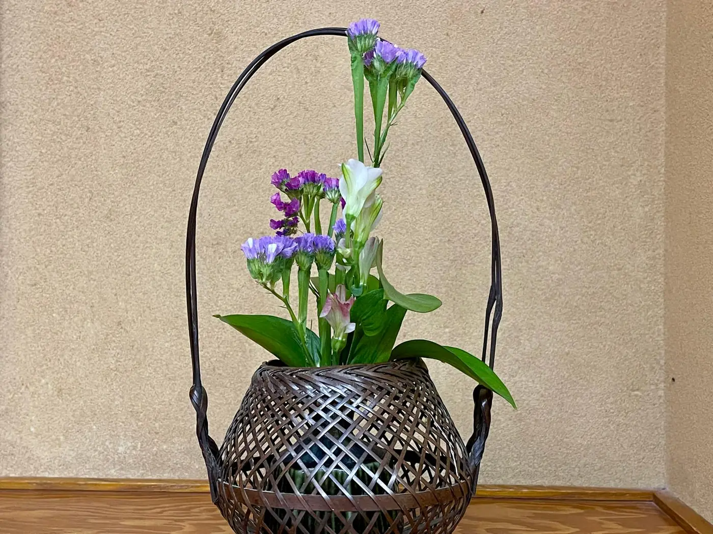 籠に生けられた紫色の花