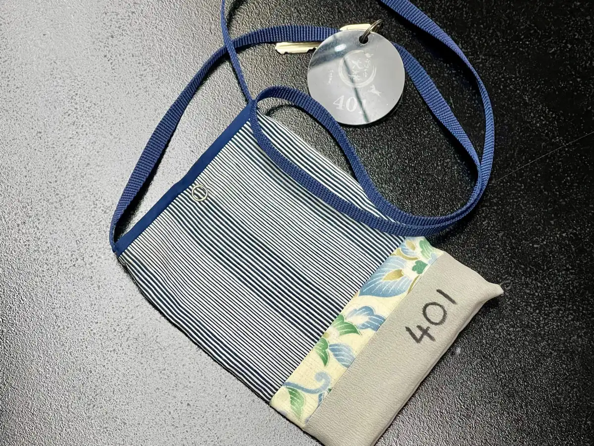 和柄の巾着に部屋番号のタグが付いたルームキー