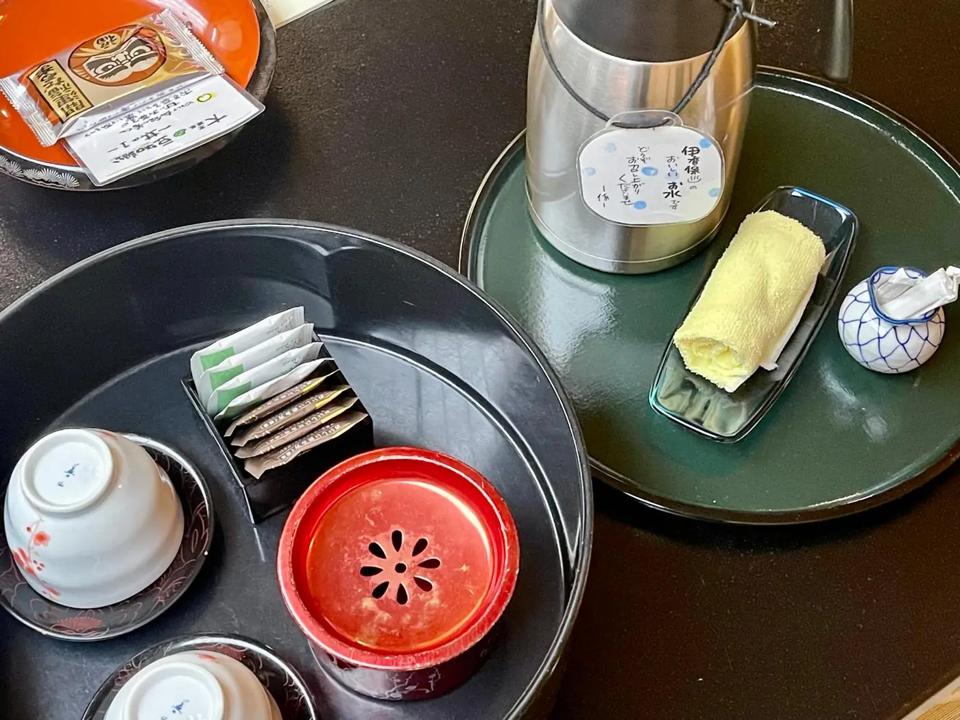 緑茶のティーバッグとおしぼりが並ぶお茶セット