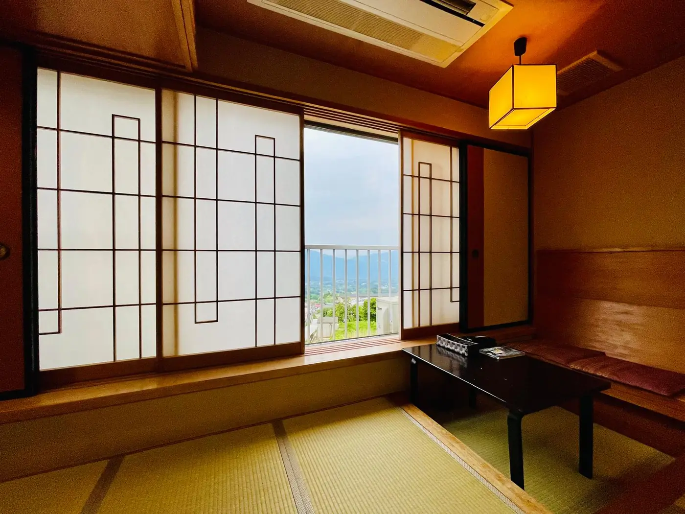 障子を開けると山並みを望む眺めがある客室