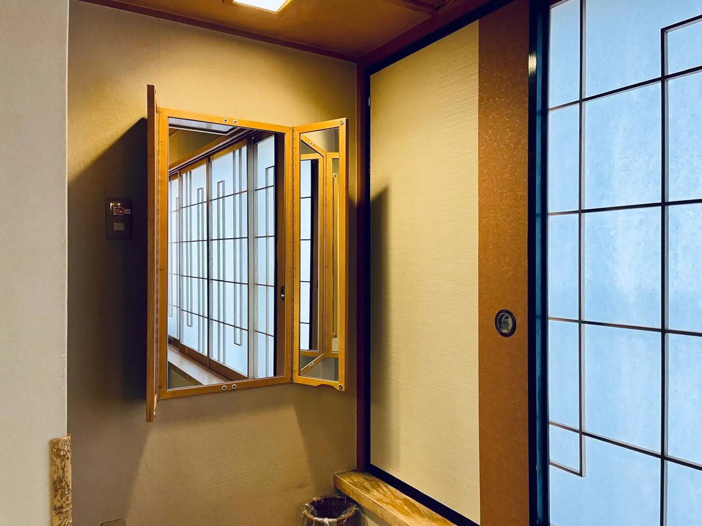 洗面まわりの壁に備え付けられた姿見