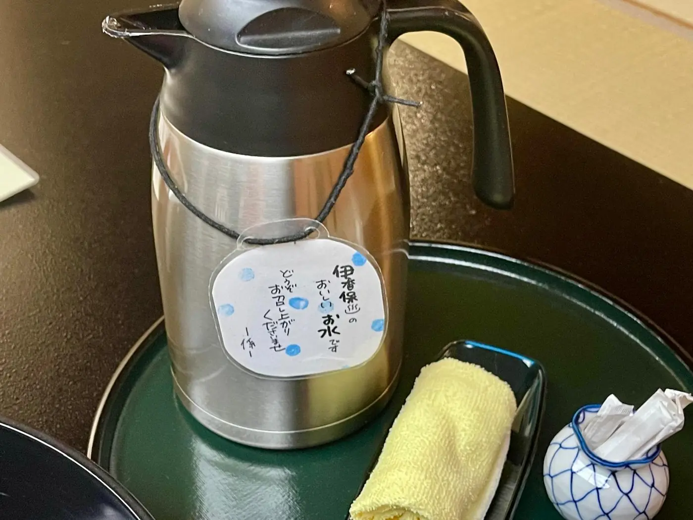 伊香保のおいしい水と書かれたポットとおしぼり