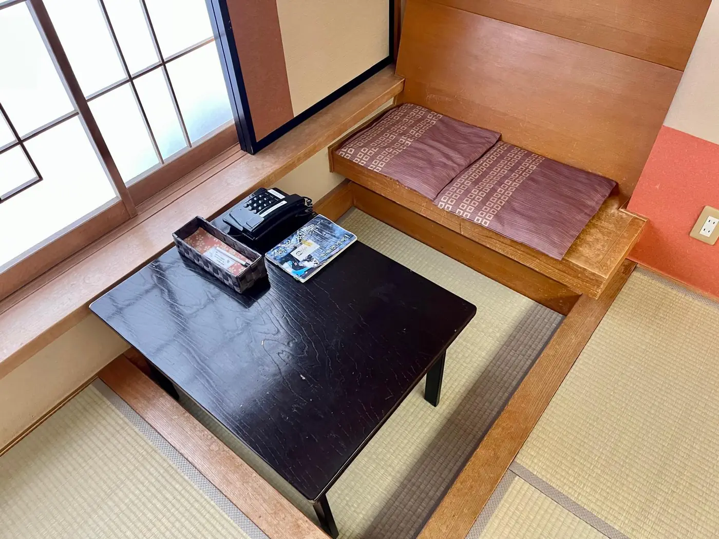 窓際の一段低い書斎コーナー