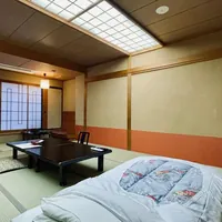 和心の宿 大森の和室、布団と座卓のある客室