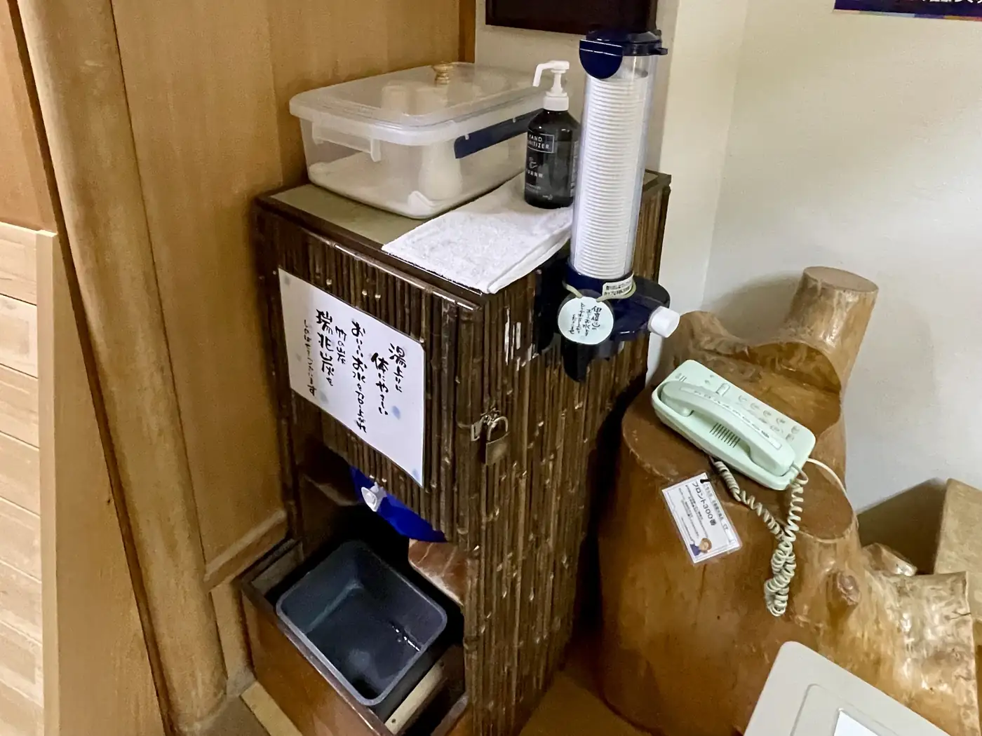 竹炭の飲料水コーナー