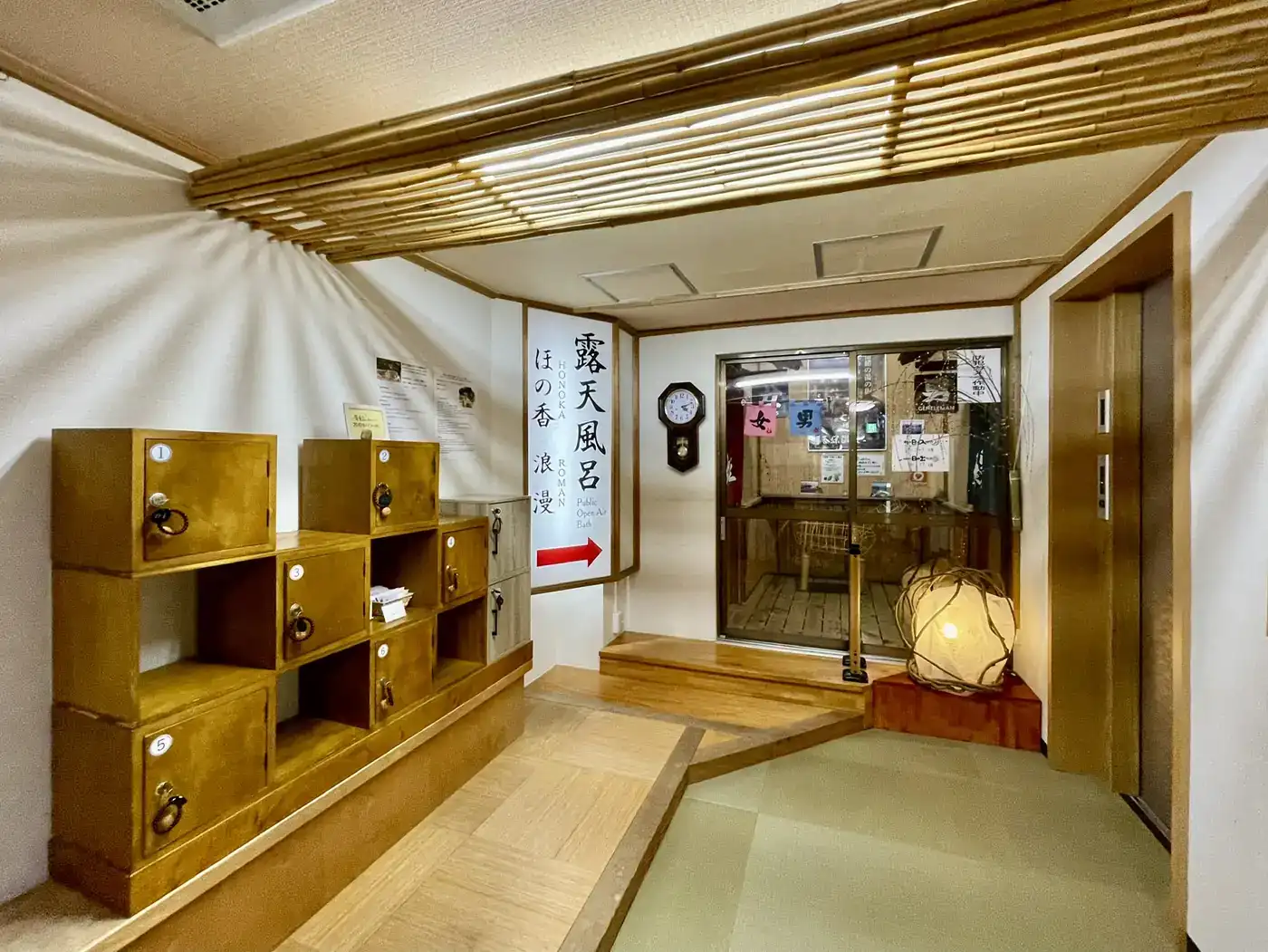ロッカーが並ぶロビーと展望露天風呂への案内板