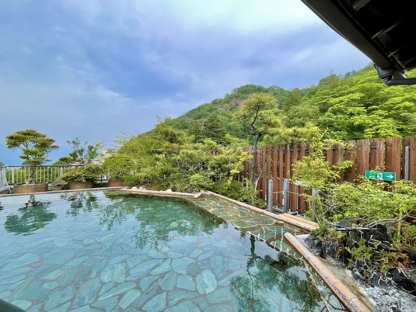 木塀と緑に囲まれた湯船の一角