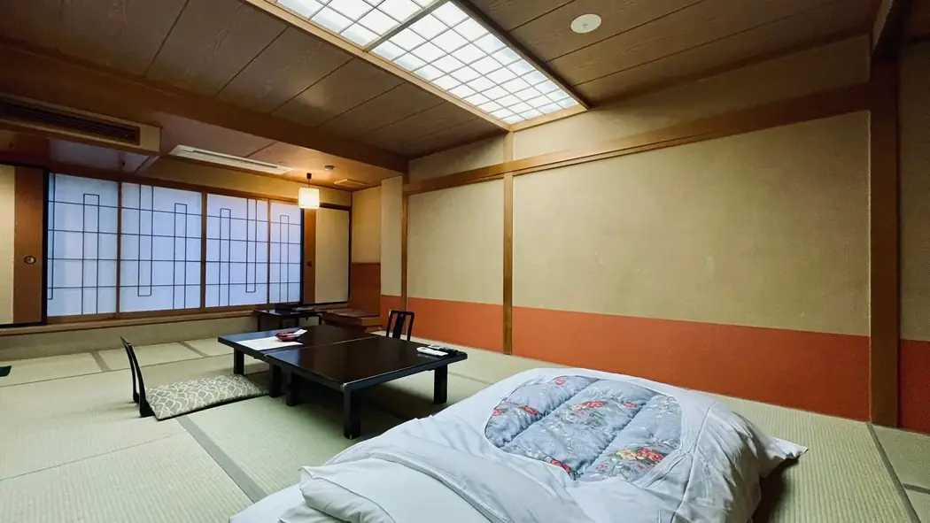 和心の宿 大森の和室、布団と座卓のある客室