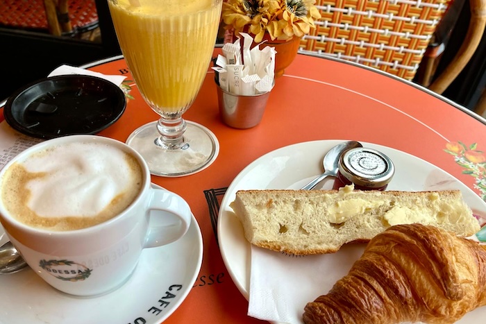 パリ カフェ 朝食セット クロワッサン　オレンジジュース コーヒー