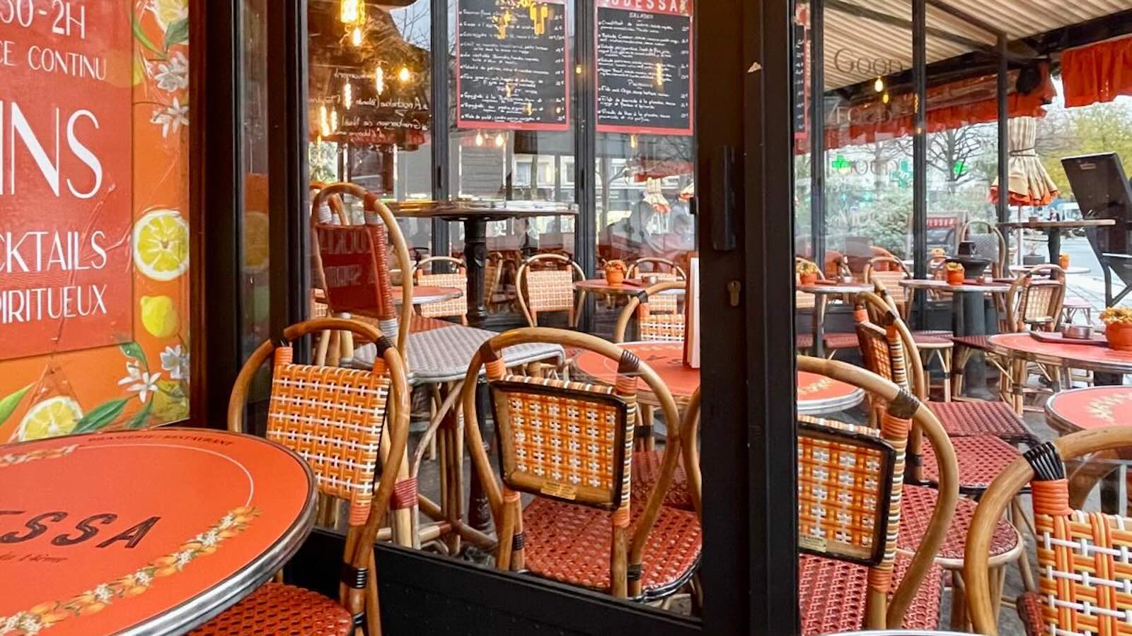 パリ モンパルナス カフェ 朝