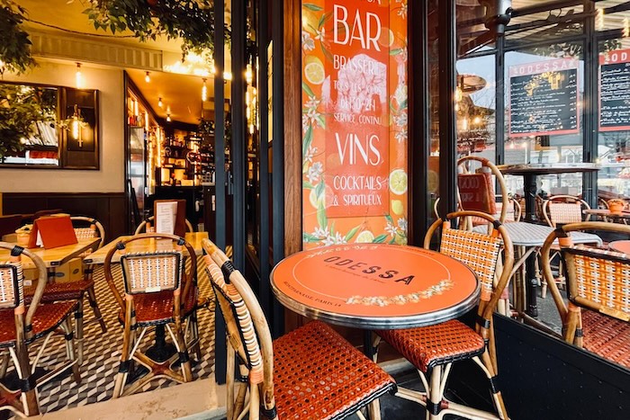 パリ カフェ 店内