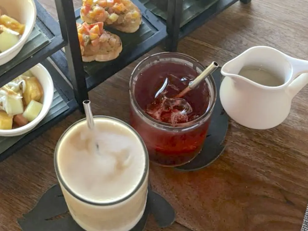 冷たいドリンクとアイスラテを添えたアフタヌーンティー